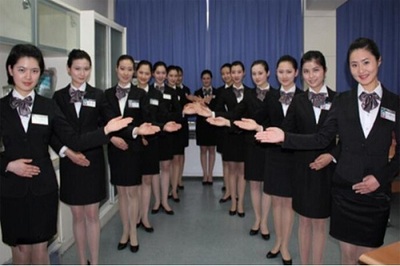 巴东县民族职业高级中学旅游服务与管理专业 礼仪服务的专业塑造与实践价值